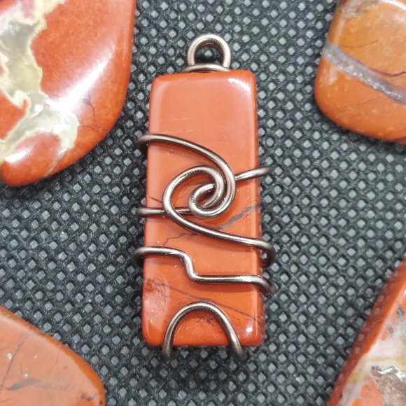 Red jasper wire wrapped pendant - Picture 2 of 3